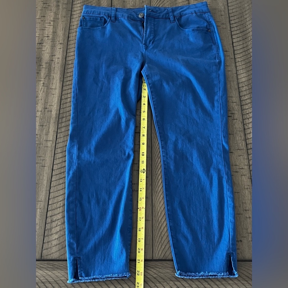 Kensie ankle cropped Blue Jeans. Size 10